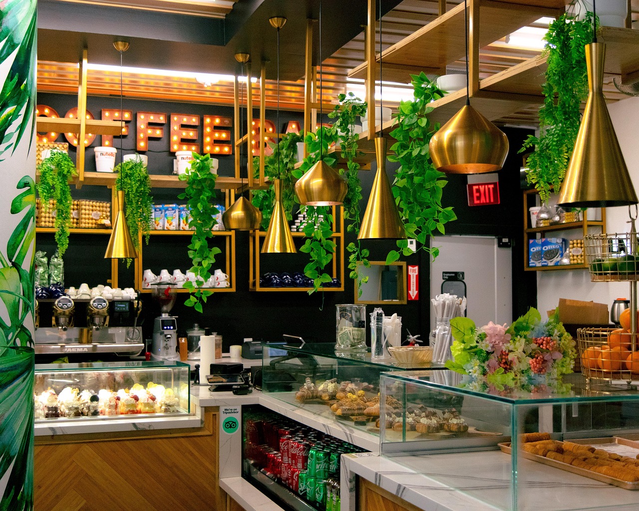 Shop counter & Click-and-Collect bench